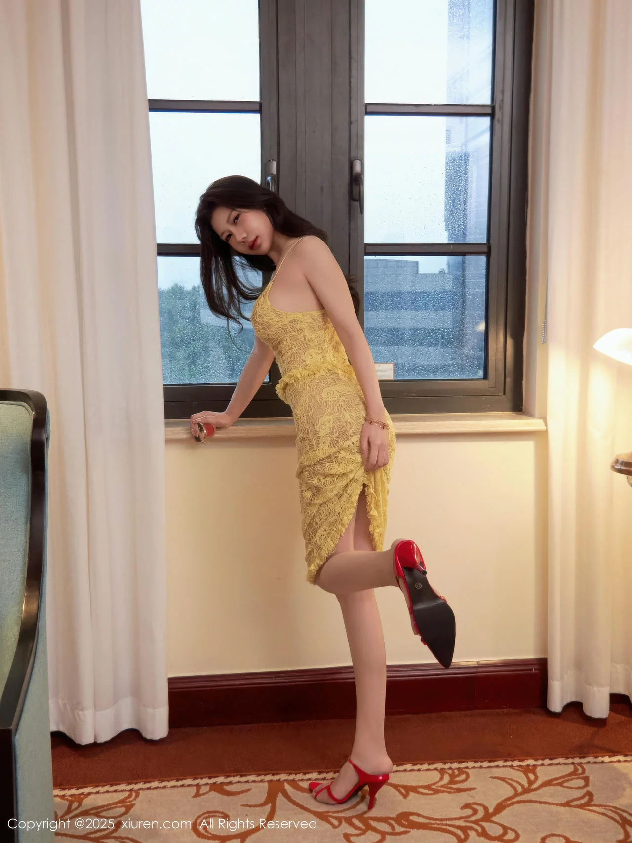 XiuRen 秀人 No.10879 尹甜甜sunny 淡黄蕾丝裙翘臀玉腿 - 1