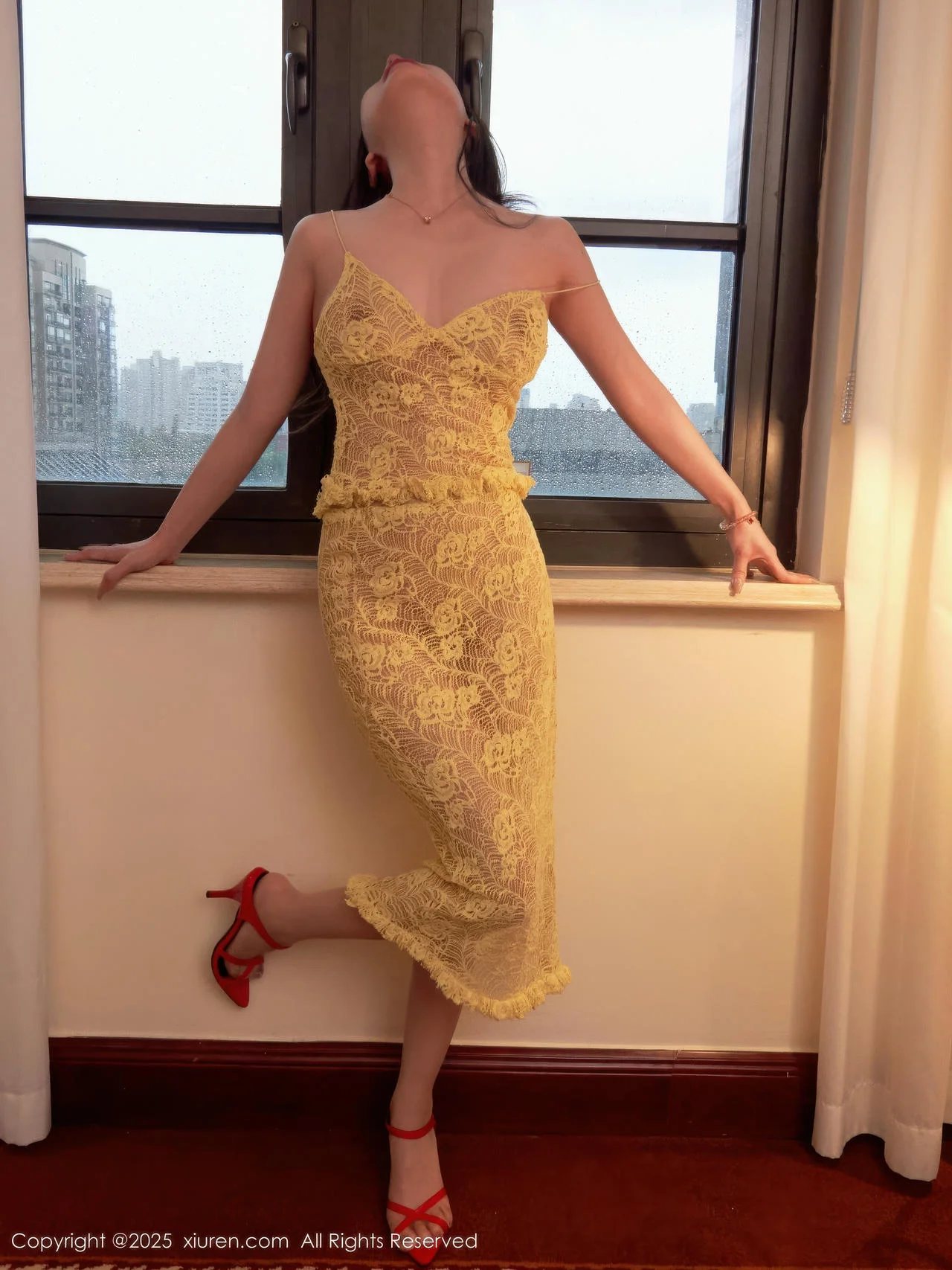 XiuRen 秀人 No.10879 尹甜甜sunny 淡黄蕾丝裙翘臀玉腿 - 10