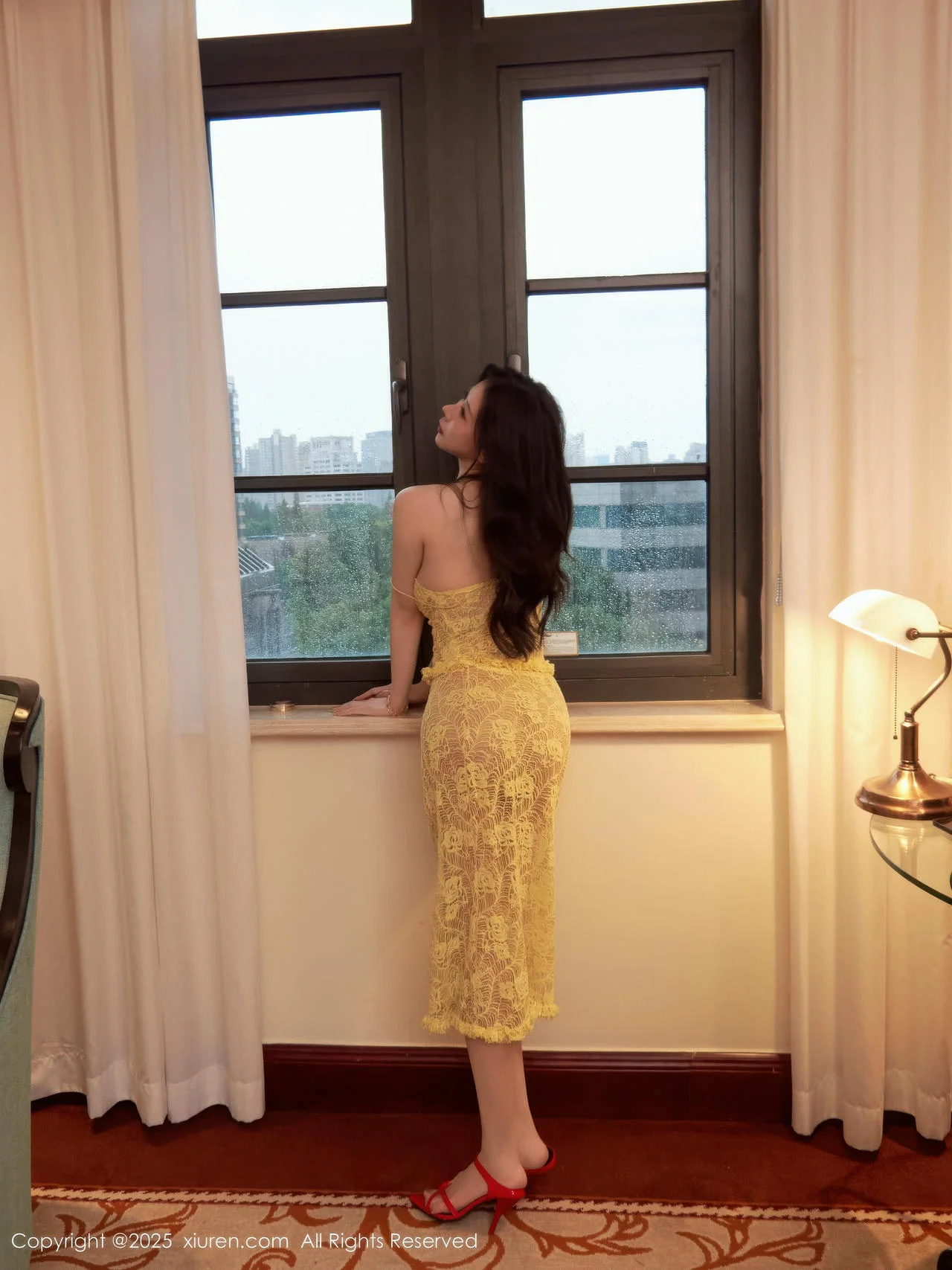 XiuRen 秀人 No.10879 尹甜甜sunny 淡黄蕾丝裙翘臀玉腿 - 1