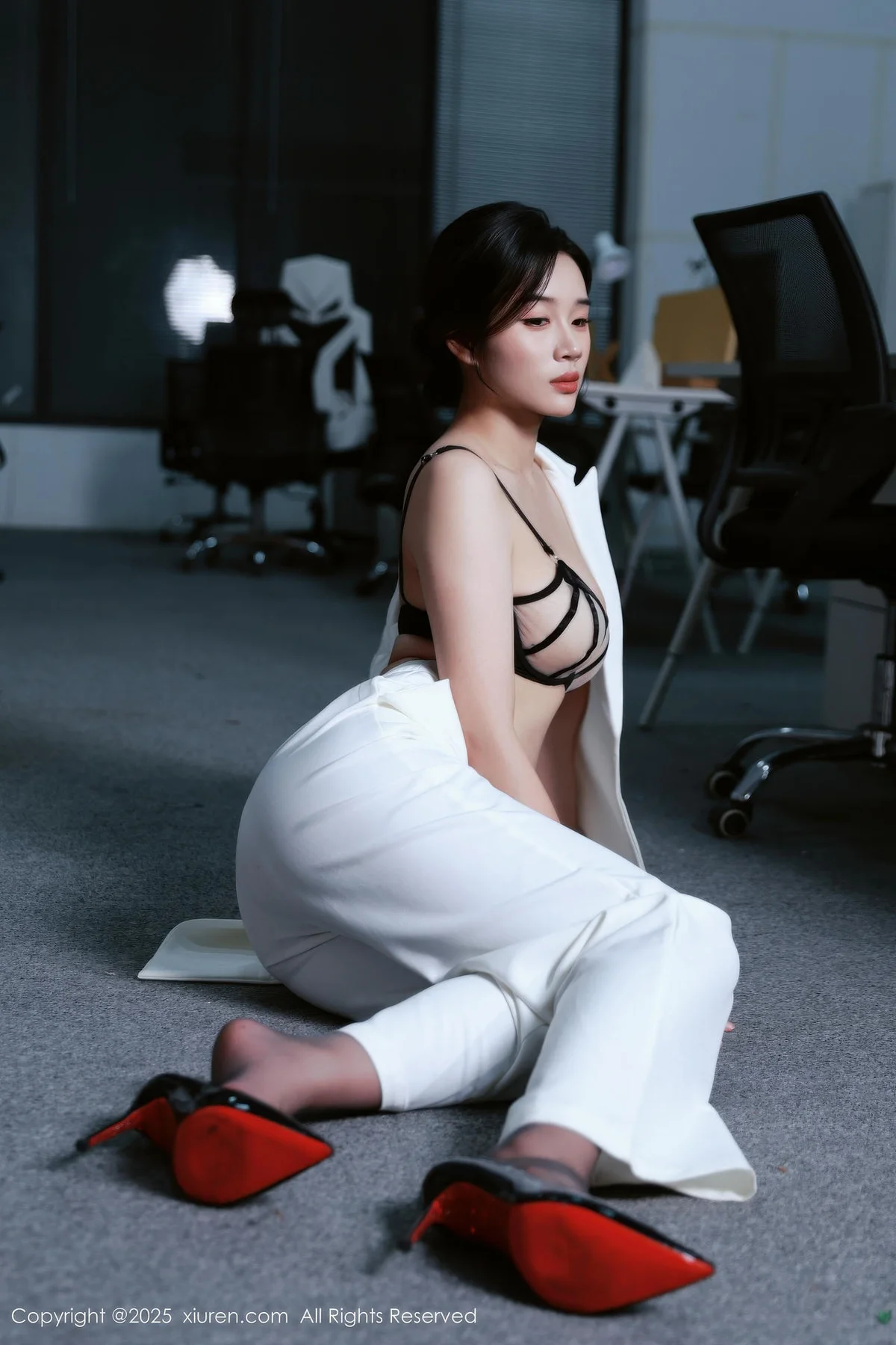 XiuRen 秀人 No.10908 南乔 白色西装黑丝ol - 1