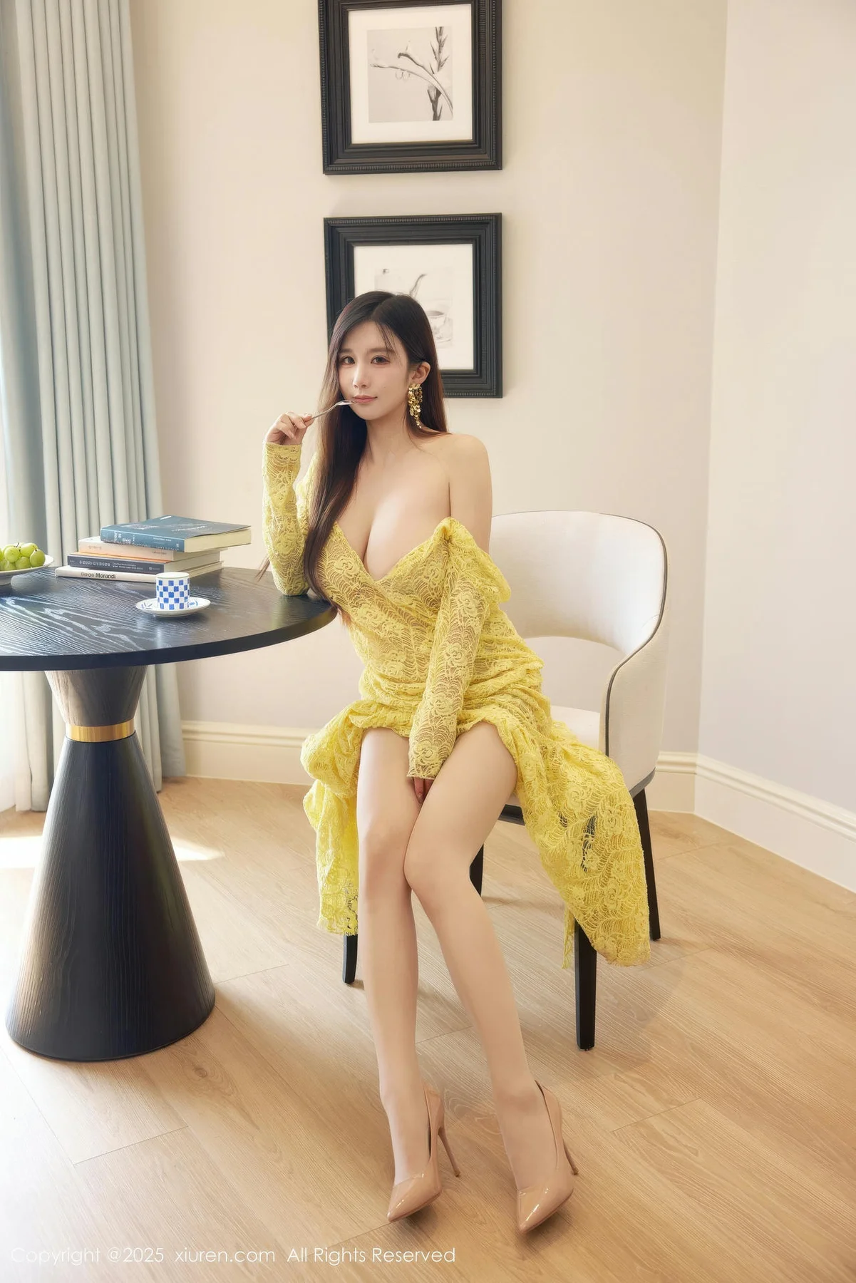 XiuRen 秀人 No.10909 小肉肉咪 巨乳黄色复古蕾丝连衣裙 - 2