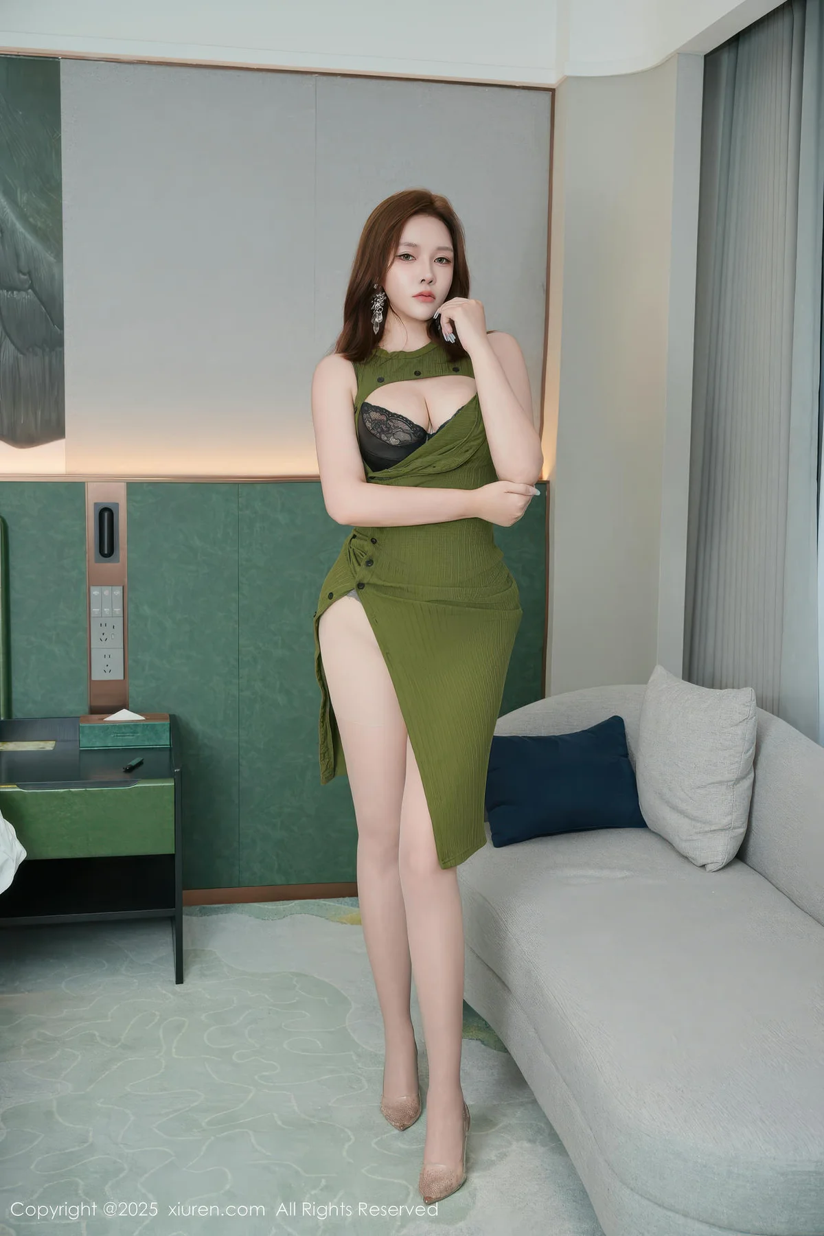 XiuRen 秀人 No.10924 娜比 户外街拍绿色连衣裙肉色丝袜 - 9