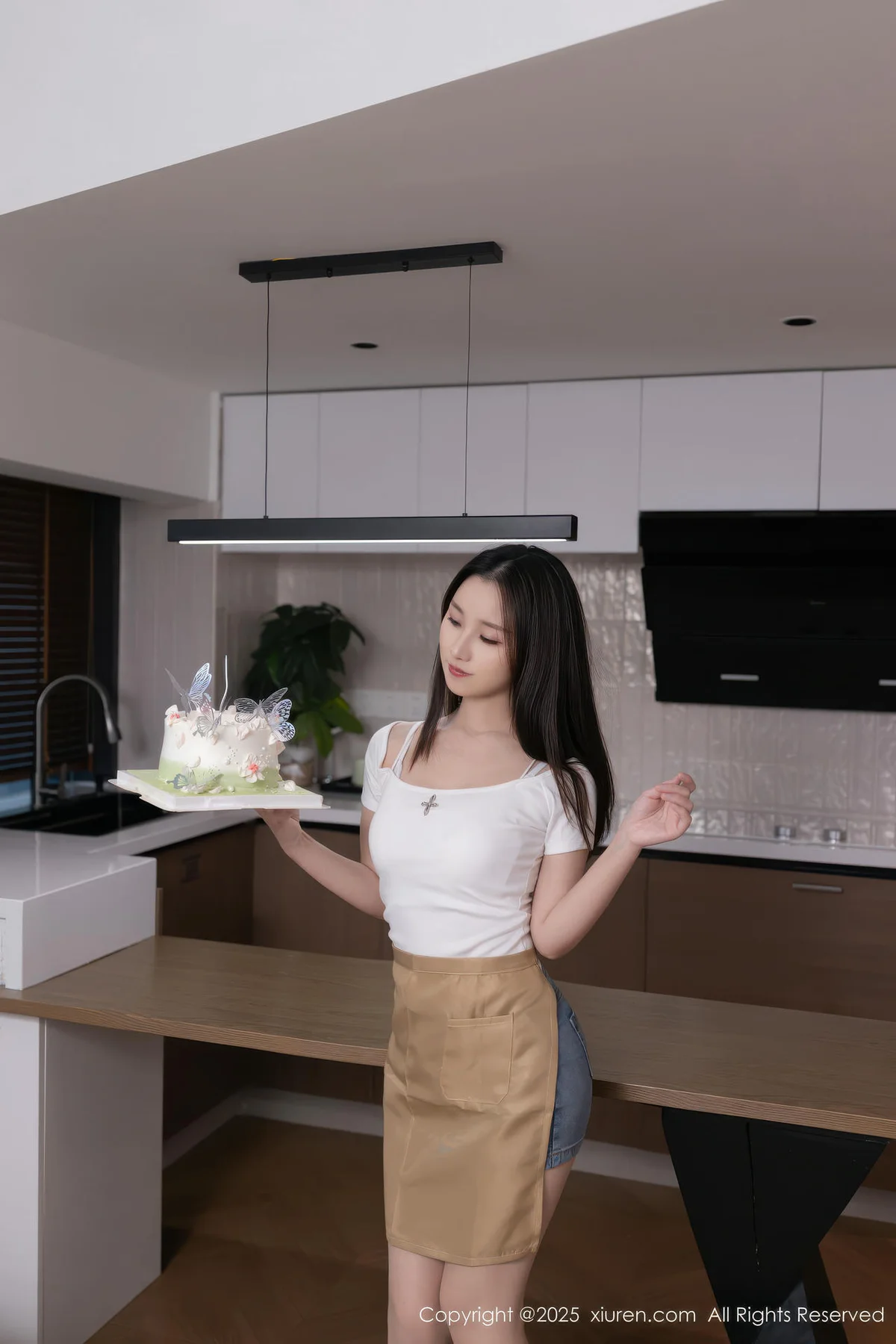 XiuRen 秀人 No.10925 杏子Yada 厨娘白色T恤搭配 - 4