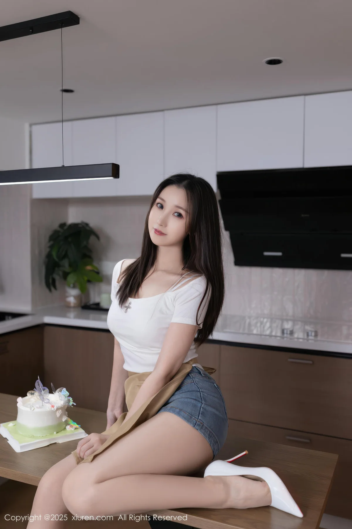 XiuRen 秀人 No.10925 杏子Yada 厨娘白色T恤搭配 - 2