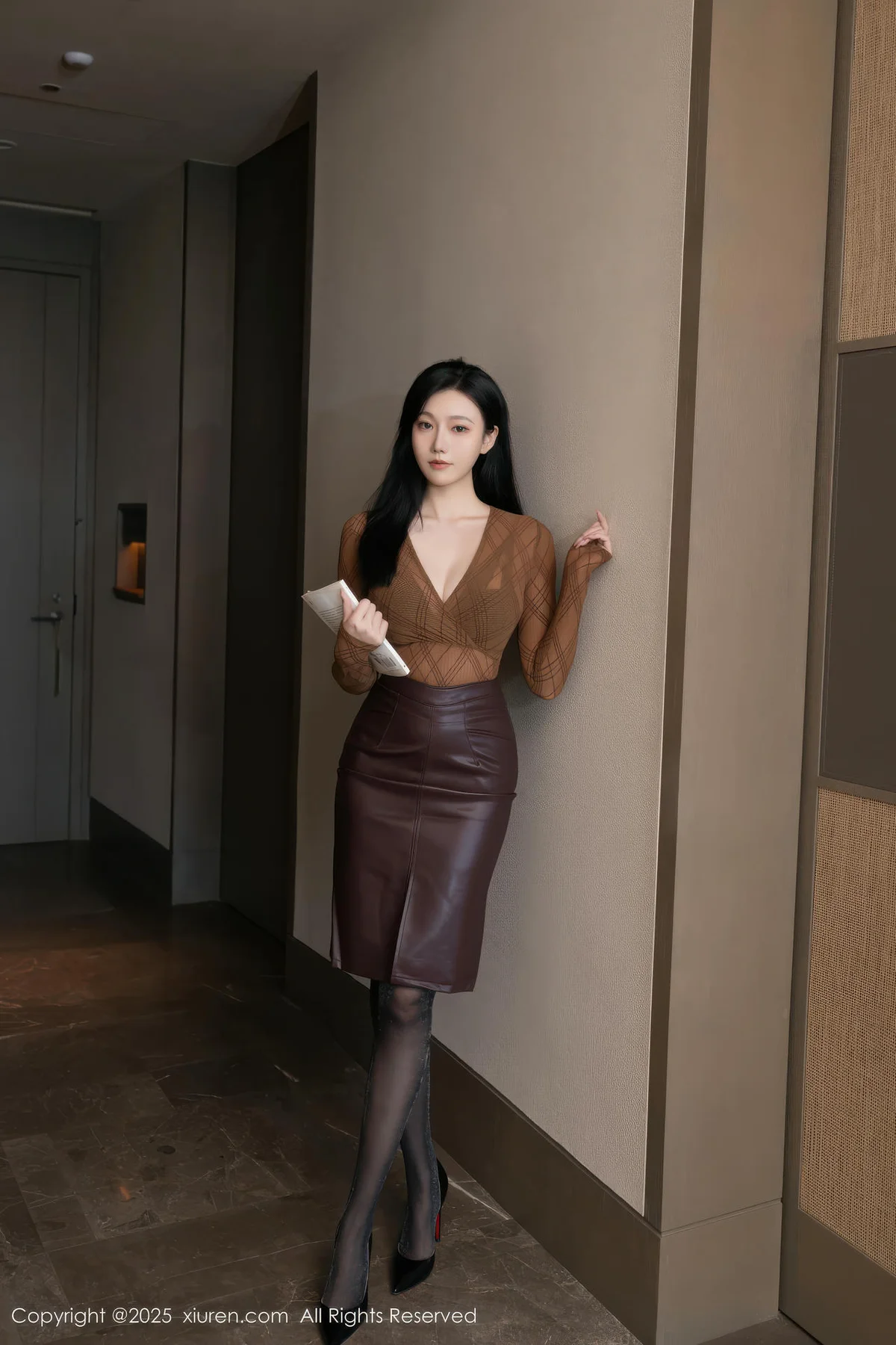 XiuRen 秀人 No.10947 安然anran 棕色皮裙魅惑黑丝 - 1