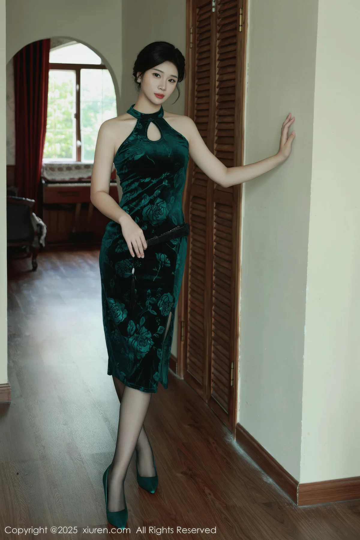 XiuRen 秀人 No.10962 南乔 墨绿色旗袍 - 1