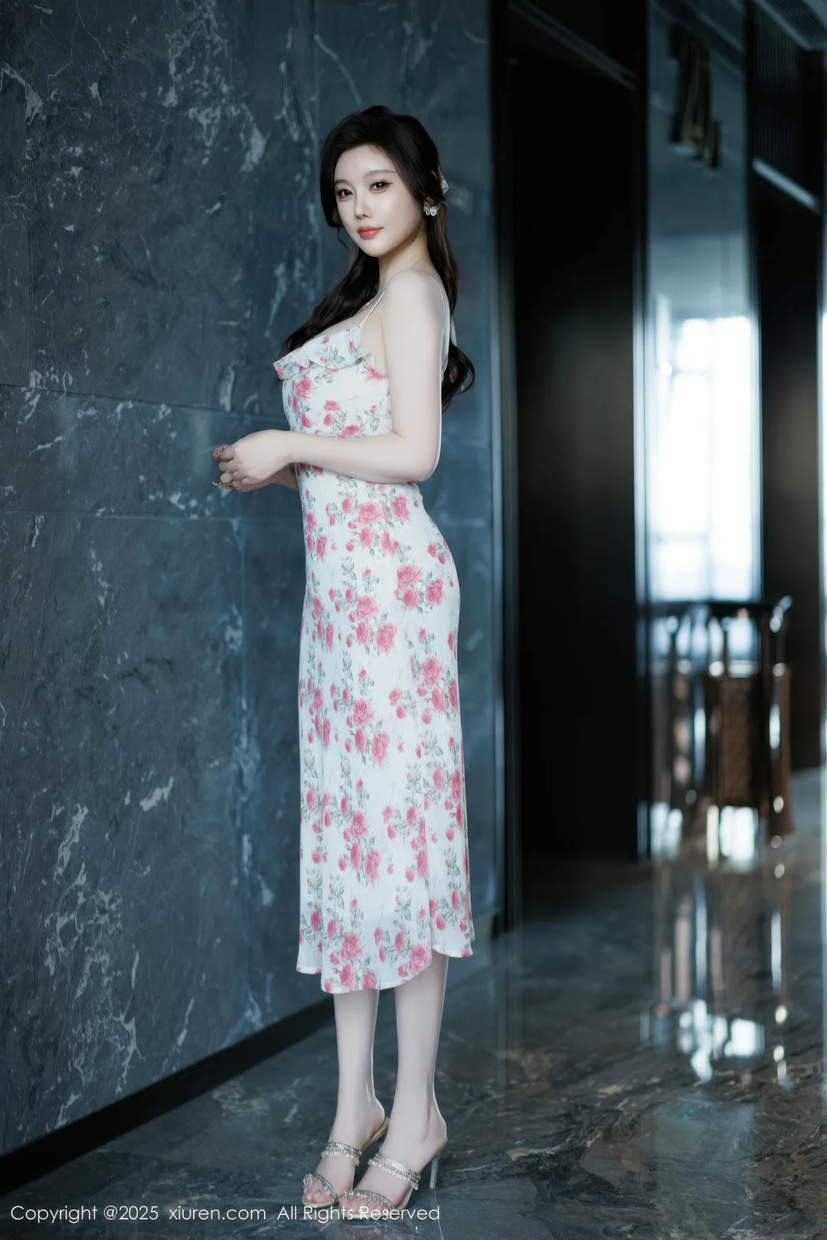 XiuRen 秀人 No.10977 CHENCHEN 性感碎花连衣裙西安旅拍 - 1