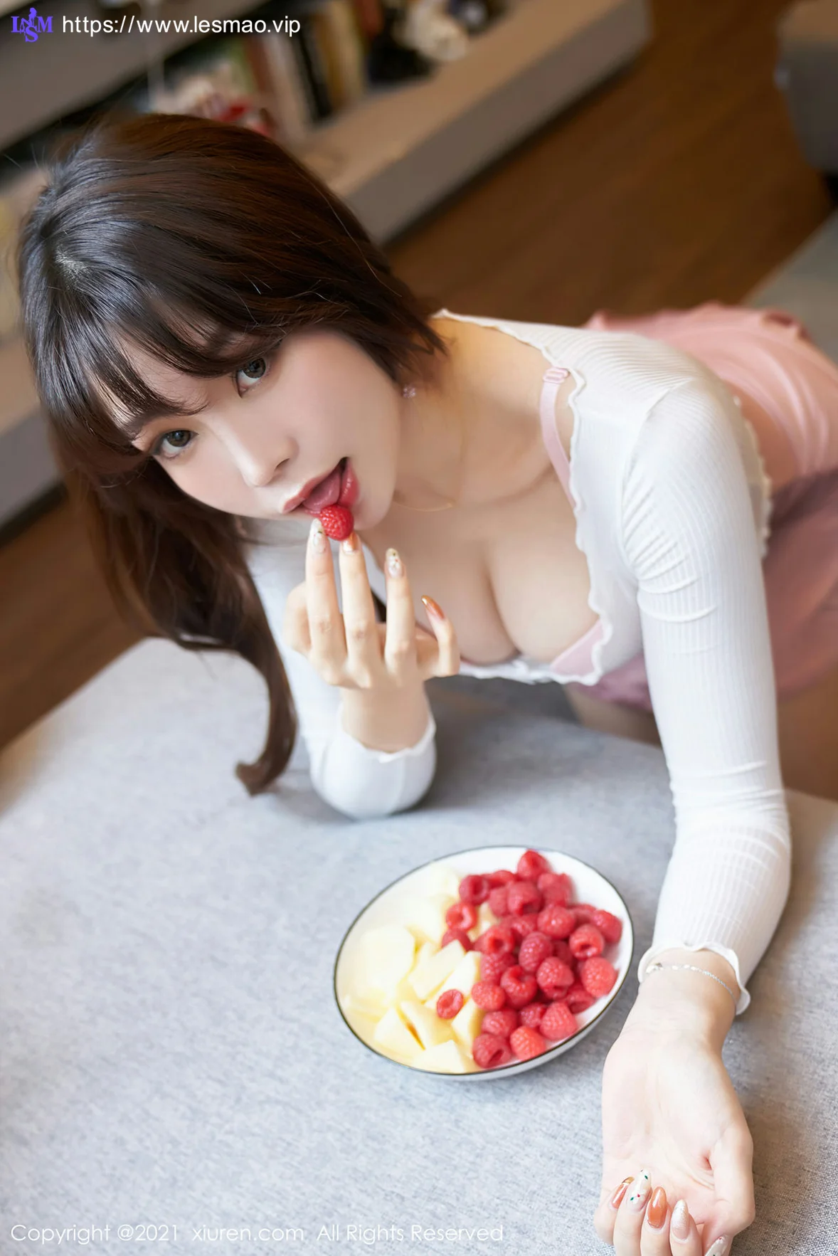 XiuRen 秀人 No.3344  粉色内衣与短裙 芝芝Booty  性感写真 - 1