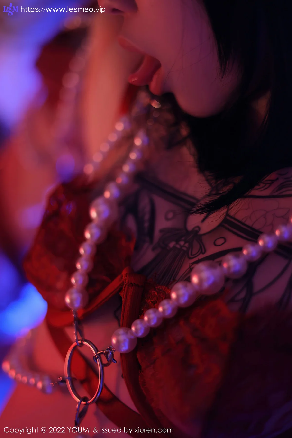 XiuRen 秀人 No.4805 红色丝袜丝 奶瓶. 性感写真 - 2