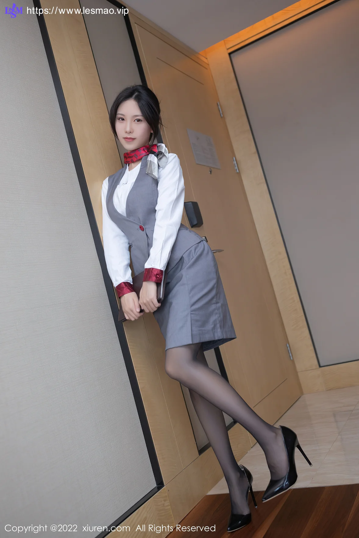 XiuRen 秀人 No.5027 空姐制服拍摄 利世 性感写真1 - 1