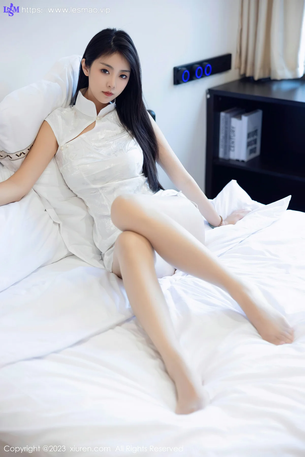 XiuRen 秀人 No.7493 可樂Vicky 白色短款旗袍性感写真 - 8
