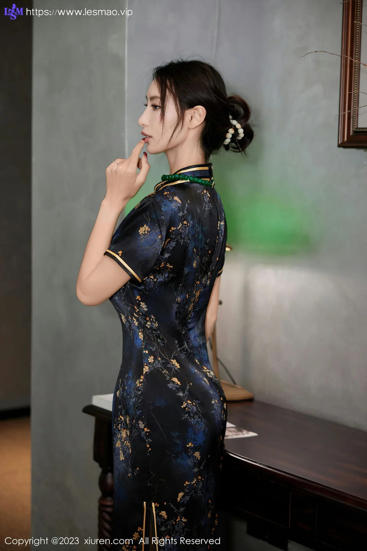 XiuRen 秀人 No.7656  lingyu69 深色旗袍服饰性感写真1 - 3