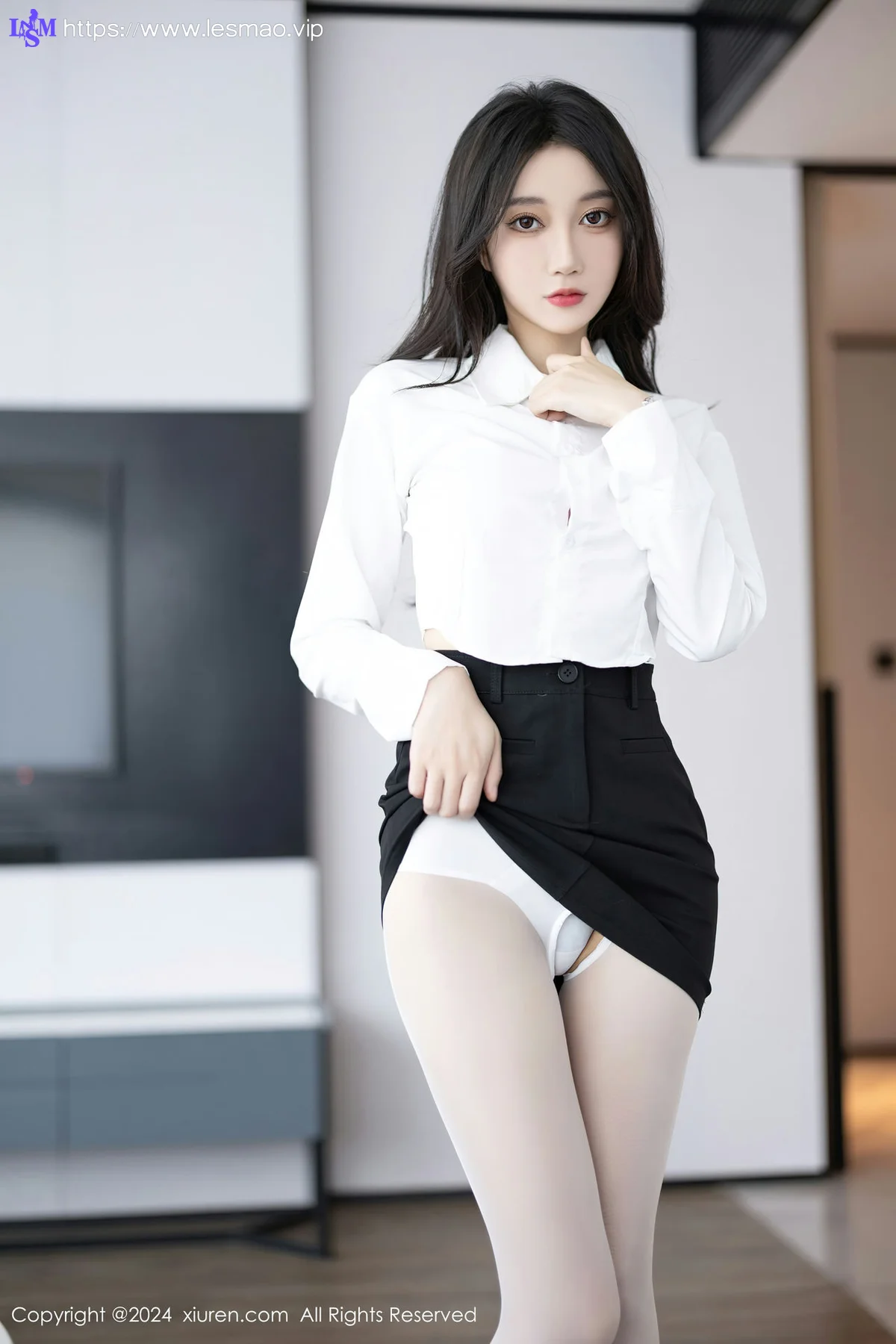 XiuRen 秀人 No.8247 玥儿玥 白色丝袜哈尔滨旅拍1 - 4
