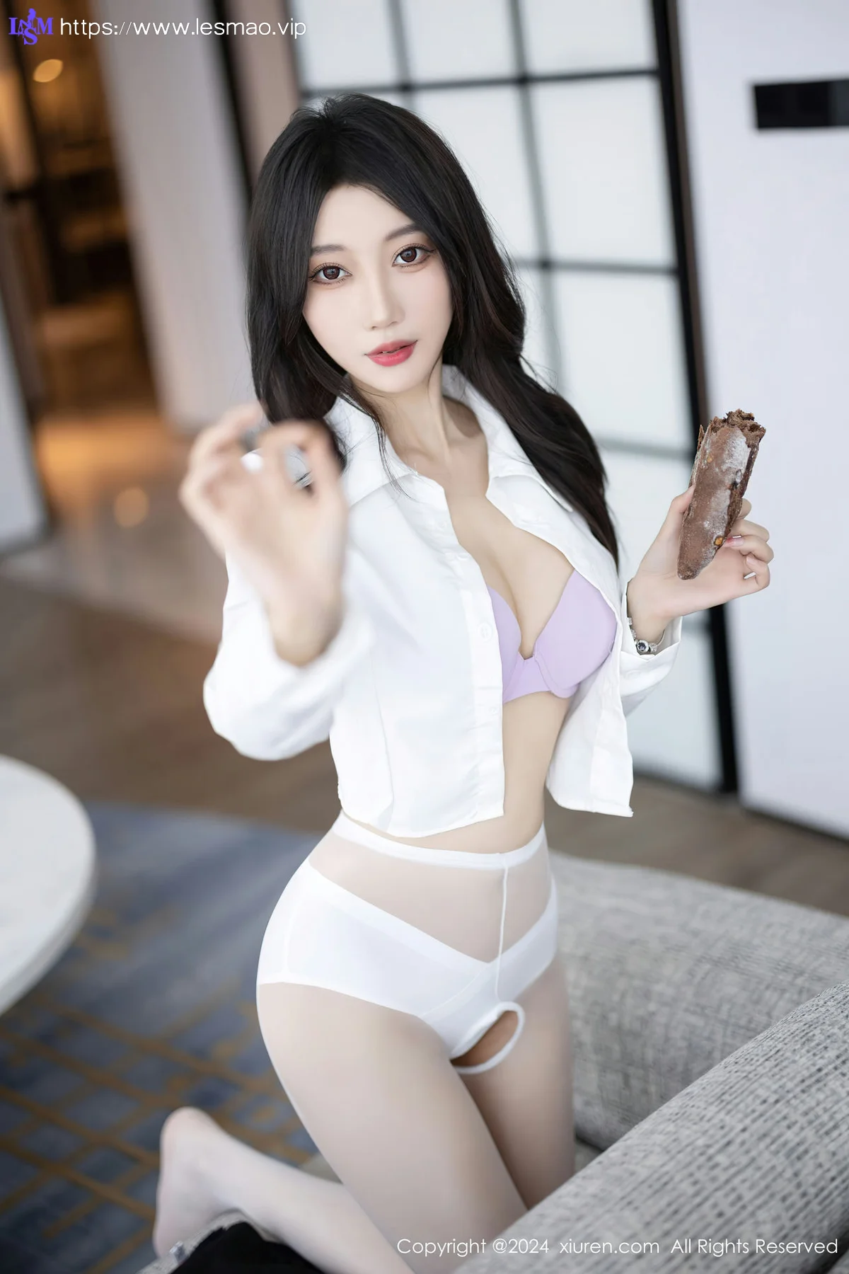 XiuRen 秀人 No.8247 玥儿玥 白色丝袜哈尔滨旅拍1 - 5