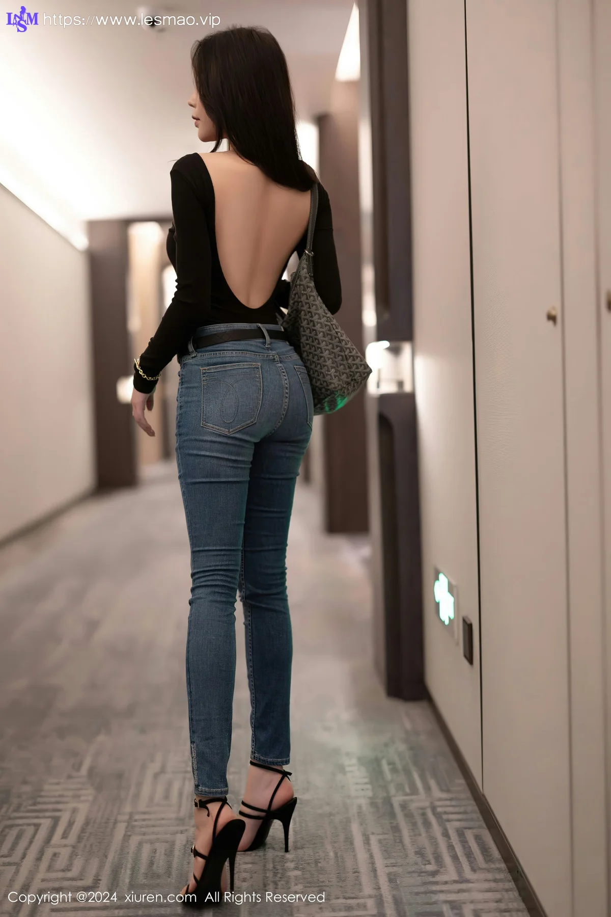 XiuRen 秀人 No.8385 徐莉芝Booty 魅惑黑丝性感写真1 - 2