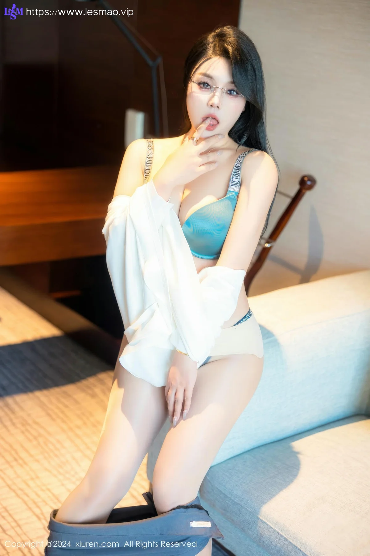 XiuRen 秀人 No.8989 麦田 首套写真白色OL2 - 4