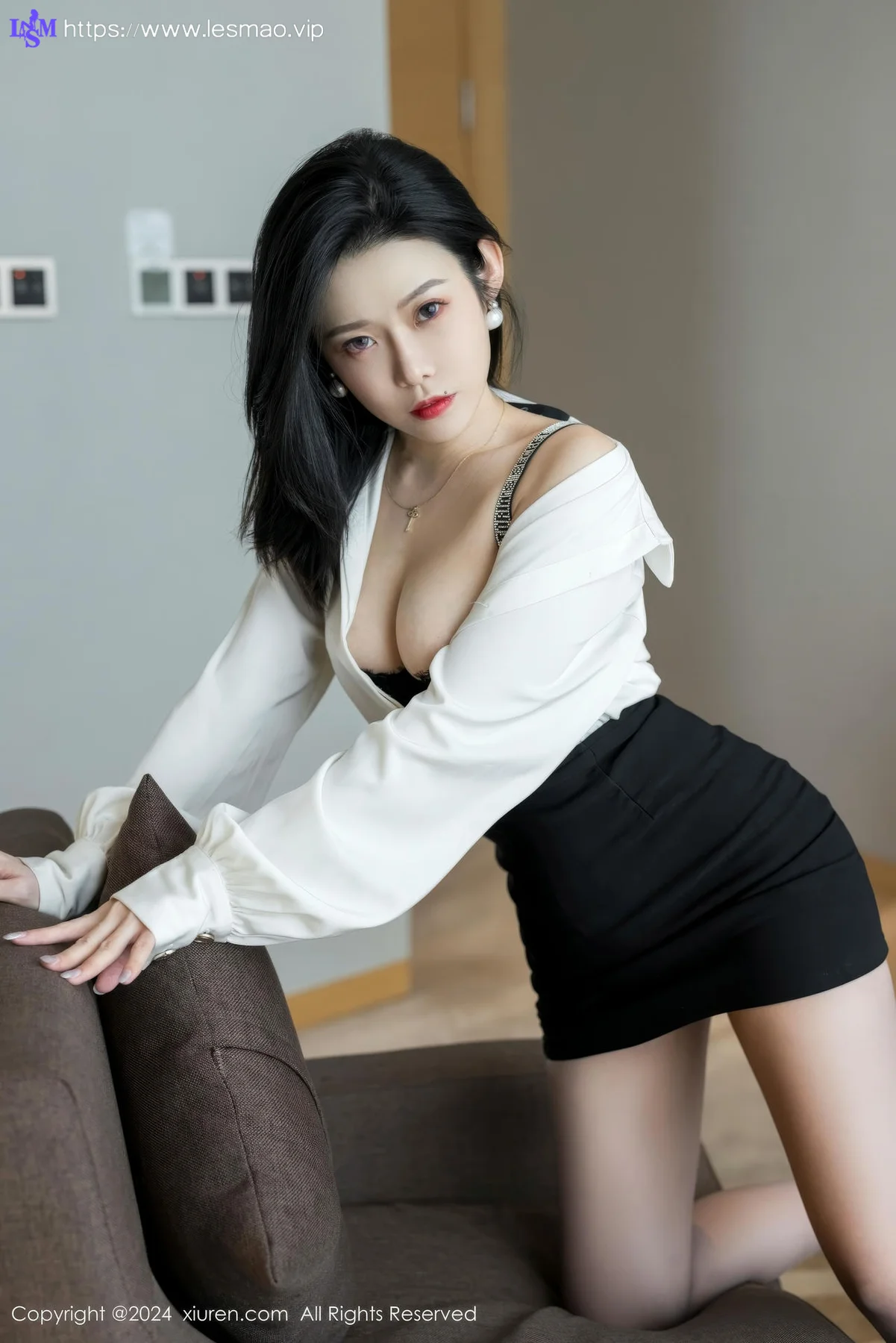 XiuRen 秀人 No.9329 luvian本能 气质美女ol短裙 - 8